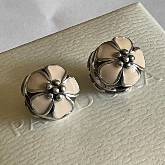 New pair of Pandora Pink Rose clips - Picture 1 of 5